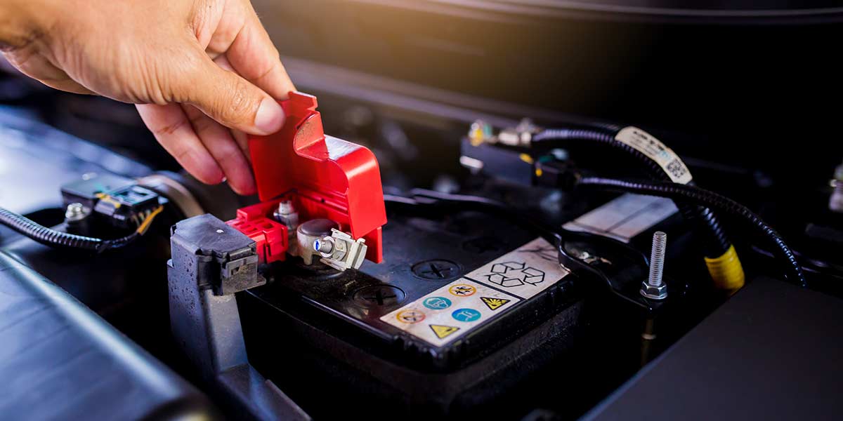Autobatterie an- und abklemmen - Die richtige Reihenfolge