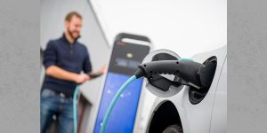 QiM Bosch steigt ins Carsharing mit Elektro-Transportern ein, Elektro-Transporter wird geladen