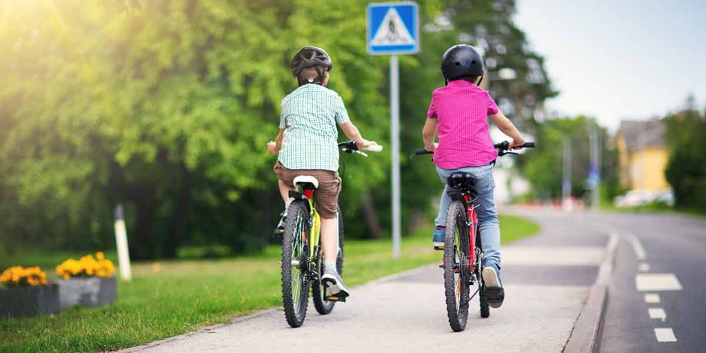 Fahrrad fahrende Kinder